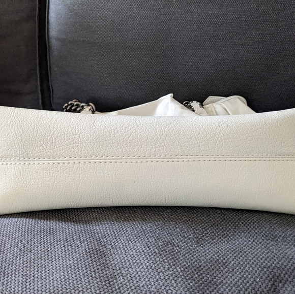 Authentic Burberry nylon beat check shoulder bag with leather trimmings. - Picture 7 of 7